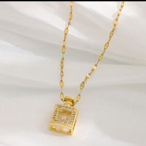 GORGEOUS GOLD PLATED PERFUME BOTTLE PENDANT NECKLACE